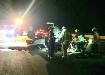 Volcadura de camioneta deja un hombre lesionado