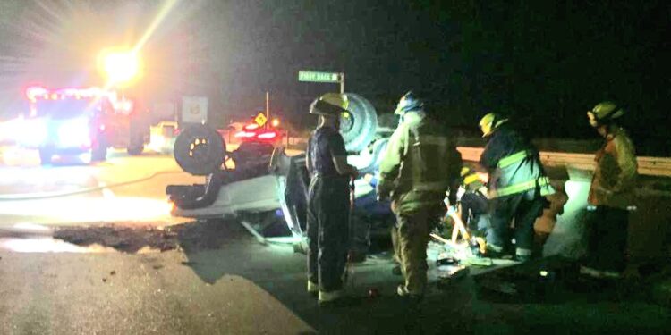 Volcadura de camioneta deja un hombre lesionado