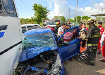 Lesionados dos jóvenes al chocar automóvil por alcance contra un camión urbano