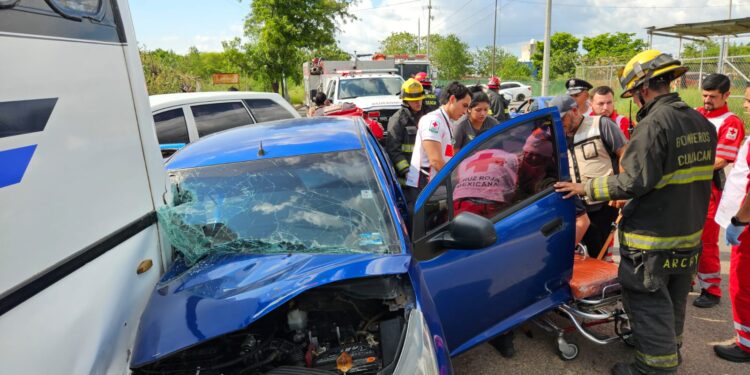 Lesionados dos jóvenes al chocar automóvil por alcance contra un camión urbano