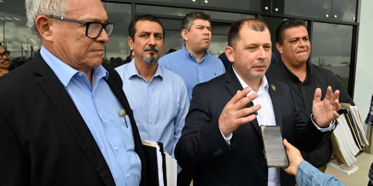 La Fiscalía vulnera el derecho a la adecuada defensa del Abogado General de la UAS, al entregar incompleta la carpeta; juez difiere la audiencia