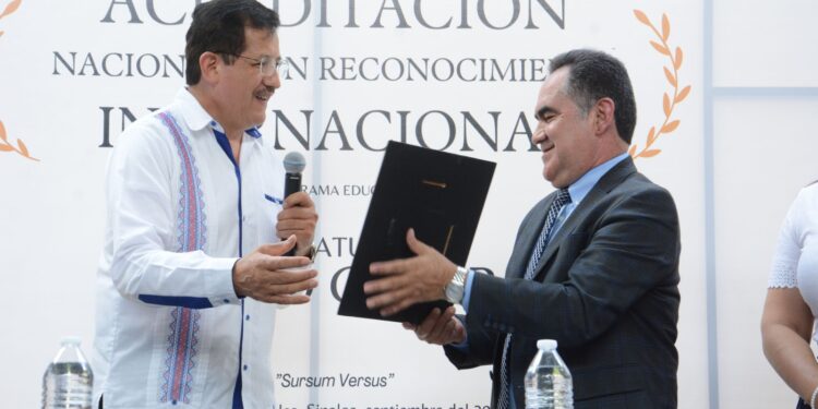 Destacan evaluadores el enorme logro de la Nueva Universidad, al tener acreditada a nivel nacional e internacional a la Facultad de Medicina