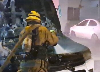 Arde lujosa camioneta en Alturas del Sur