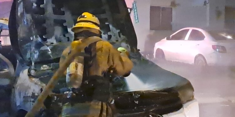 Arde lujosa camioneta en Alturas del Sur