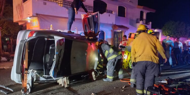 Conducía un auto a velocidad inmoderada, chocó y quedó prensado