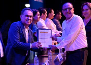 “Estamos en la lucha, con convicción y cariño vamos a defender la Autonomía Universitaria”, señala el Rector en la entrega de 983 titularidades