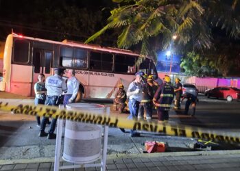 Lesionada mujer adulta al ser atropellada y prensada por las llantas de un camión urbano