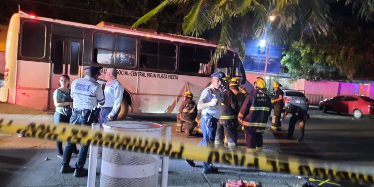 Lesionada mujer adulta al ser atropellada y prensada por las llantas de un camión urbano