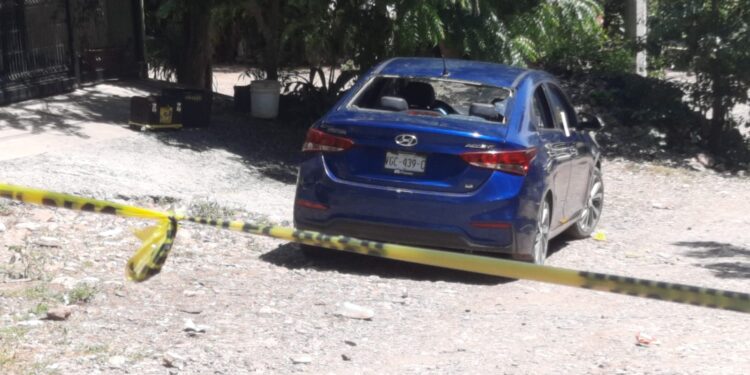 Atacan a pareja a balazos de “carro a carro”; muere el hombre y la mujer resulta herida