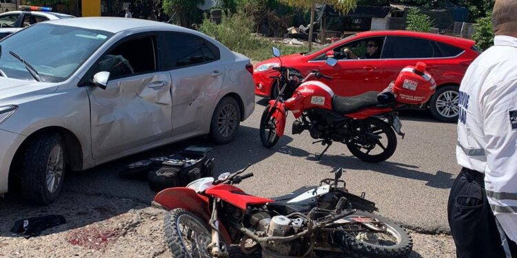 Lesiones graves sufrió un motociclista al ser atropellado por un auto en Villas del Real