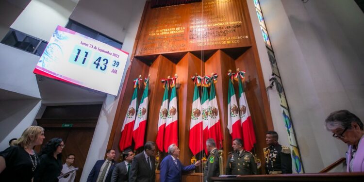 Develan en Muro de Honor del Congreso la leyenda: “2023, Año del Bicentenario del Heroico Colegio Militar”