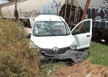 Automovilista sobrevive al ser arrollado en su automóvil por el Ferrocarril en Costa Rica