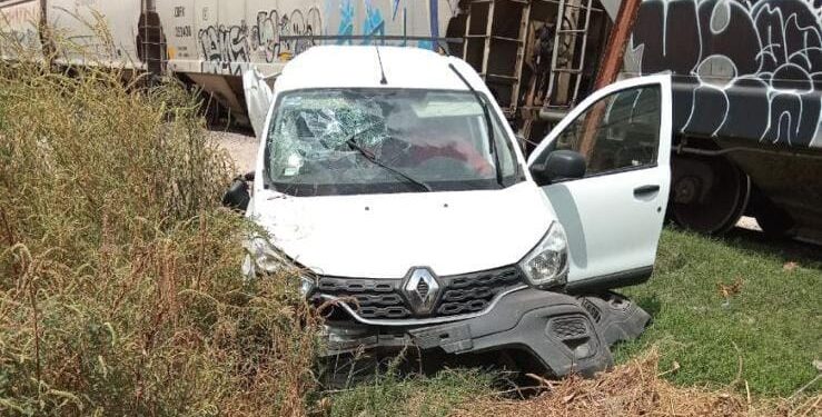 Automovilista sobrevive al ser arrollado en su automóvil por el Ferrocarril en Costa Rica