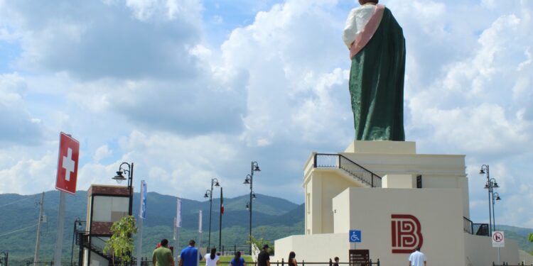 Turistas nacionales y locales acuden a Parque Mirador Badiraguato