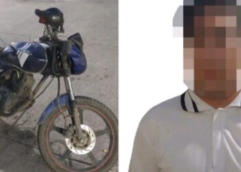 Policías estatales aseguran a civil en motocicleta robada