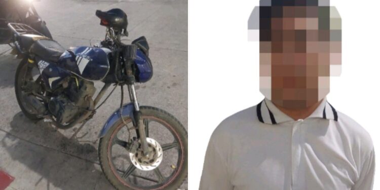 Policías estatales aseguran a civil en motocicleta robada