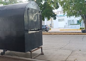 Exigen que se retirare extructura metálica abandonada frente al edificio Tres Afluencias