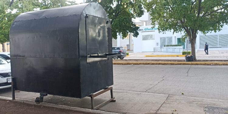 Exigen que se retirare extructura metálica abandonada frente al edificio Tres Afluencias