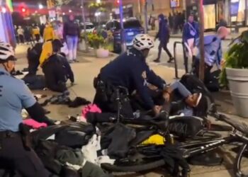 Más de 100 adolescentes saquearon locales comerciales la madrugada de hoy en Estados Unidos