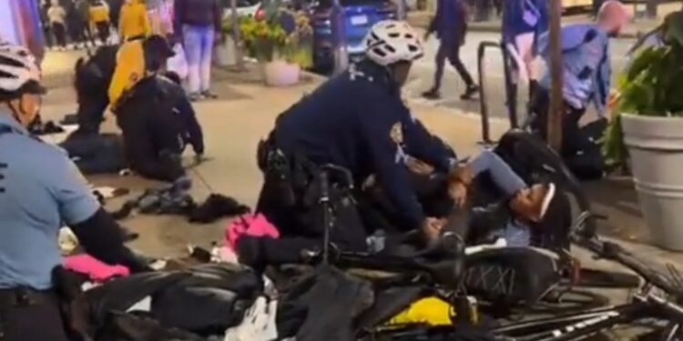 Más de 100 adolescentes saquearon locales comerciales la madrugada de hoy en Estados Unidos