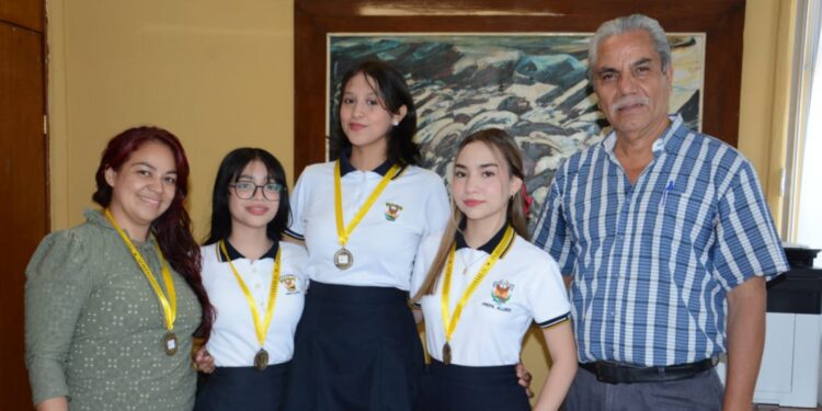 Estudiantes de la preparatoria Dr. Salvador Allende representarán a México en la etapa internacional del Concurso de Aparatos y Experimentos de Física