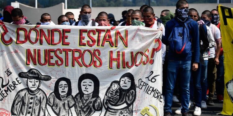 Encinas rechaza que estudiantes de Ayotzinapa tuvieran vínculo con algún grupo criminal