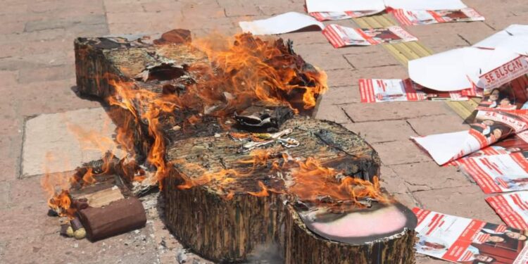 ¡Le prenden lumbre! Queman piñata del alcalde Juan de Dios Gámez