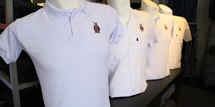 Clausuran 48 centros “patito” de uniformes y útiles escolares