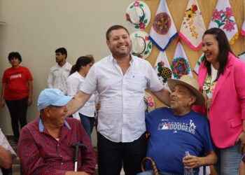 Alcalde de Badiraguato convive con adultos mayores; promete seguir apoyándolos