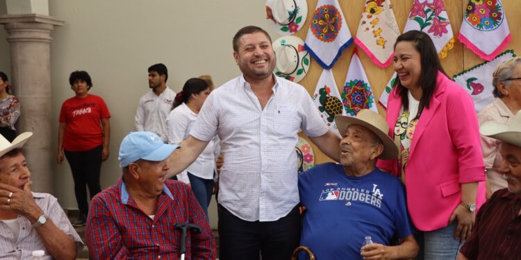 Alcalde de Badiraguato convive con adultos mayores; promete seguir apoyándolos