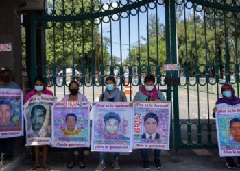 Realizan plantón frente a instalaciones de la Sedena padres de los 43 normalistas de Ayotzinapa