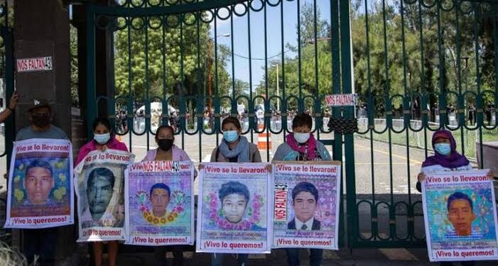 Realizan plantón frente a instalaciones de la Sedena padres de los 43 normalistas de Ayotzinapa