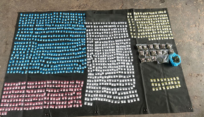 Aseguran más de mil 300 dosis de cocaína, cristal y marihuana abandonada en Michoacán