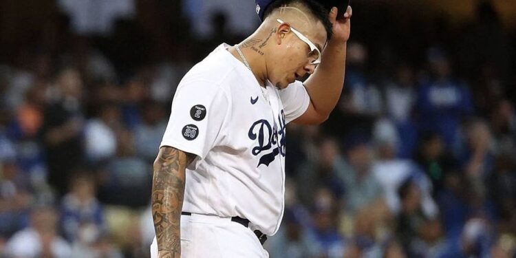 Dodgers dan de baja administrativa a Julio Urías