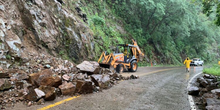 Badiraguato continúa  la reparación de daños causados por “Norma”