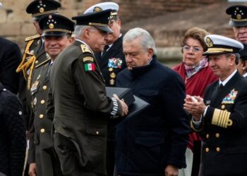 López Obrador condecora al general Salvador Cienfuegos, acusado por EE UU de narcotráfico y luego exonerado en México