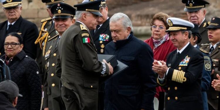 López Obrador condecora al general Salvador Cienfuegos, acusado por EE UU de narcotráfico y luego exonerado en México