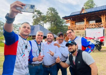 Motociclistas ‘BMW amigos’ entregan útiles escolares en Badiraguato; alcalde reconoce esta labor altruista