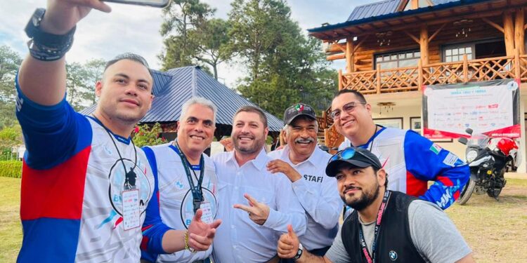 Motociclistas ‘BMW amigos’ entregan útiles escolares en Badiraguato; alcalde reconoce esta labor altruista