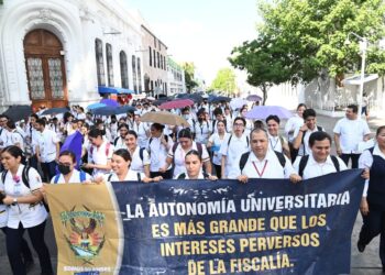 Estudiantes universitarios conmemoran el 2 de Octubre y alzan la voz al para que no se repitan represiones de gobiernos totalitarios que han manchado de sangre la historia