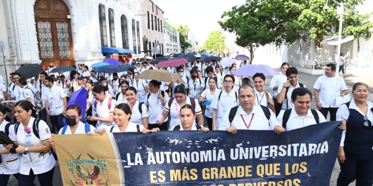 Estudiantes universitarios conmemoran el 2 de Octubre y alzan la voz al para que no se repitan represiones de gobiernos totalitarios que han manchado de sangre la historia