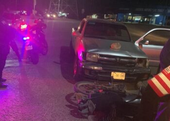 Herido motociclista al ser atropellado por una camioneta en la Renato Vega Alvarado