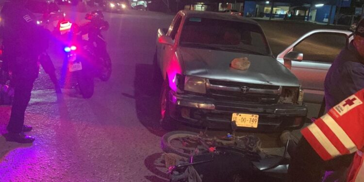 Herido motociclista al ser atropellado por una camioneta en la Renato Vega Alvarado