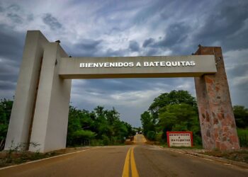 Rocha inaugura la calle principal de su natal Batequitas, Badiraguato
