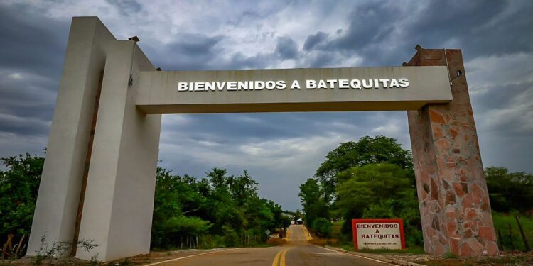 Rocha inaugura la calle principal de su natal Batequitas, Badiraguato