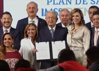 Rocha firma el acuerdo de federalización del Programa IMSS Bienestar con AMLO y demás gobernadores