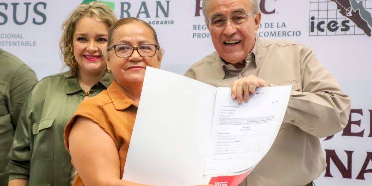 Rocha entrega recursos económicos para proyectos a mujeres rurales