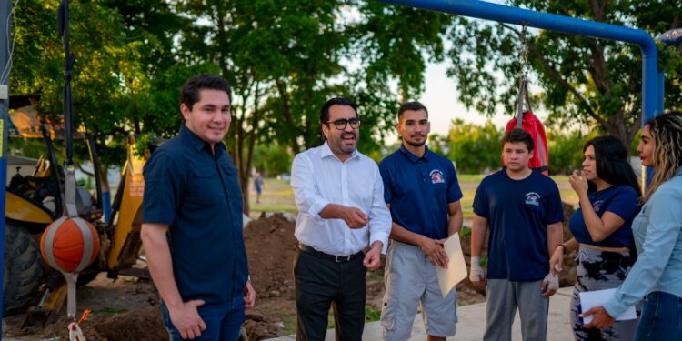 El secretario de Obras Públicas, Joaquín Landeros da banderazo de inicio de obras por 4 millones 126 mil pesos