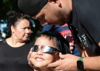 Familias sinaloenses disfrutan del gran espectáculo del eclipse solar anular en la explanada del emblemático Edificio Central de la UAS