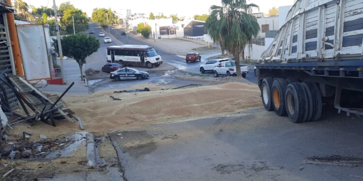 Vuelca camión cargado de granos en la avenida México 68